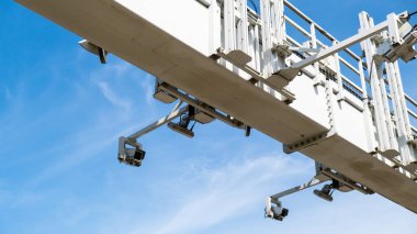 Caddedeki güvenlik kamerasına yakın çekim. Mavi gökyüzünün yol izleme sistemi üzerinde faaliyet gösteren 360 derecelik arka plandaki çok açılı CCTV. Teknoloji konsepti