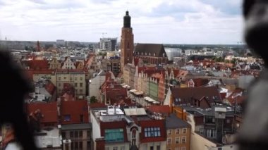 Wroclaw, Polonya - Mayıs 2022 Cüceleri. Cadılar Tekla ve Martynka Polonyalı: St. Mary Magdalenes Kilisesi gözlem güvertesinde Czarownice Tekla I Martynka. En ünlü Wroclaw cücelerinden biri Seyahat eder