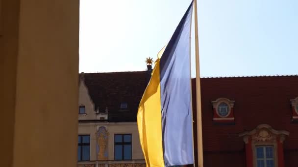 Ukrayna Bayrağı Güneşli Bir Günde Mavi Gökyüzünde Dalgalanır Wroclaw Arka — Stok video