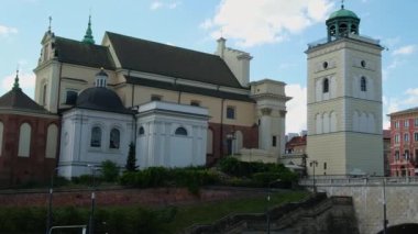 Castle Square in the Old Town of polish capital. View of the garden near the Royal castle in Warsaw. King Palace park, tourist attraction. Travel destination. 