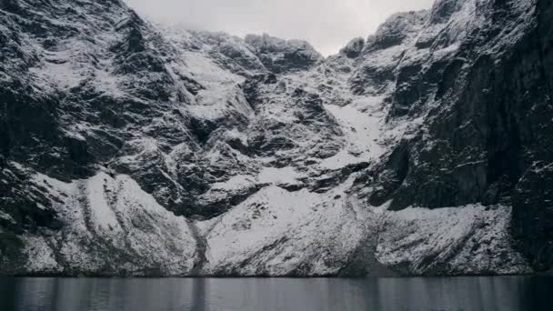 波兰鞑靼人国家公园 山湖池塘 Rysy下面的沙尼 山顶上覆盖着雪 冬季探险旅游景点 — 图库视频影像