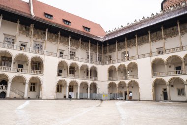 Wawel Kraliyet Kalesi, Krakow 'da, yağışlı ilkbahar havasında Polonya' da. Eski şehir Bahçeleri ve Krakow, Polonya 'daki tarihi şato. Seyahat merkezi turizm merkezi