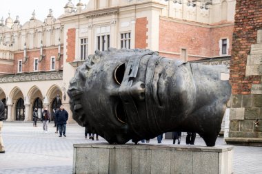 Krakow Meydanı Rynek Parlak Polonya. Krakow mimarisi, eski şehir mimarisi. Krakow Barok Mimarisi 'ndeki tarihi Roma Katolik Kilisesi Turistik Geziler 