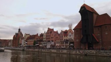 Gdansk 'ta eski bir kasaba. Moltawa Nehri Cityscap 'taki Granary Adası yansıması. Alacakaranlıkta antik vinç. Gdansk Polonya 'yı ziyaret edin. Turist eğlencesi
