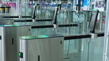 Gdansk Polonya - Mayıs 2022 Gdansk Havaalanı 'nda uçak bekleyen yolcular. İnsanlar sırt çantası ve bavullarıyla uçak yolcularına doğru yürüyorlar. Uluslararası havaalanında turistler. Seyahat kavramı