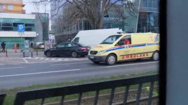 Gdansk Polonya - Mayıs 2022 Gdansk 'ta toplu taşıma sahnesi. Tramvay tramvay durağına varır. Ulaşım şehri trafiği. Gdansk Polonya 'daki tramvayın içi. Tramvay penceresinden görüntüleme, tarafından modernleştirilmiş