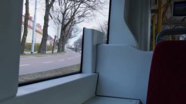 Gdansk Polonya - Mayıs 2022 Gdansk 'ta toplu taşıma sahnesi. Tramvay tramvay durağına varır. Ulaşım şehri trafiği. Gdansk Polonya 'daki tramvayın içi. Boş koltuklar, Modernleştirilmiş