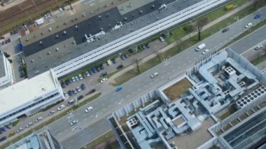  Gdansk 'taki İHA toplu taşıma sahnesinden hava görüntüsü. Oliva yıldızı iş bölgesi taşımacılık şehir trafiği. Tramvay otobüsleri şehir trafiği sıkışıklığı. Şehir hayatı