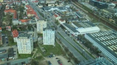 Gdansk 'taki İHA toplu taşıma sahnesinden hava görüntüsü. Oliva yıldızı iş bölgesi taşımacılık şehir trafiği. Tramvay otobüsleri şehir trafiği sıkışıklığı. Şehir hayatı
