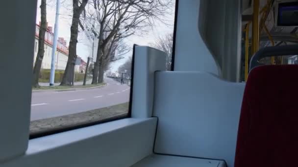 グダニスクポーランド 2022年5月グダニスクの公共交通機関のシーン トラムはトラム停留所に到着します 交通都市交通 グダニスク ポーランドの路面電車の内装 空の席 現代トランスによって近代化 — ストック動画