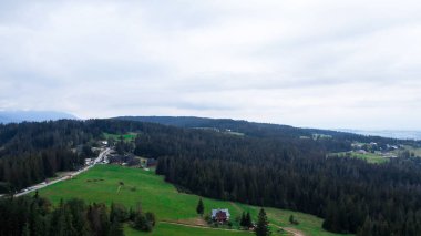 Tatra Dağları 'nın altındaki Zakopane kasabasının havadan görünüşü Gubalowka sıradağlarından alındı. Drone High dağları ve yeşil tepeler yazın veya ilkbaharda. Polonya 'da manzaralı dağ manzarası. Seyahat