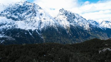 Polonya Tatry dağlarındaki Morskie Oko Karlı Dağ Kulübesi 'nin yakınındaki Kara Göl' de bulunan Çardak Staw modülü Rysamy veya Black Pond Gölü, insansız hava aracı manzarası, Zakopane, Polonya. Gökyüzü manzaralı güzel yeşil tepeler ve dağlar