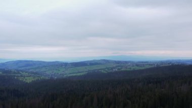Tatra Dağları 'nın altındaki Zakopane kasabasının havadan görünüşü Gubalowka sıradağlarından alındı. Drone High dağları ve yeşil tepeler yazın veya ilkbaharda. Polonya 'da manzaralı dağ manzarası. Seyahat