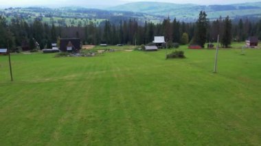 Tatra Dağları 'nın altındaki Zakopane kasabasının havadan görünüşü Gubalowka sıradağlarından alındı. Drone High dağları ve yeşil tepeler yazın veya ilkbaharda. Polonya 'da manzaralı dağ manzarası. Seyahat