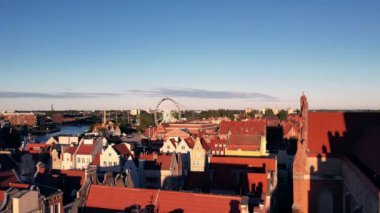 Güneşli bir günde Polonya 'nın Gdansk kentindeki güzel bir mimari. Ana Belediye Binası ve St. Mary Bazilikası 'nın insansız hava aracı görüntüsü. Yukarıdan Şehir Mimarisi. Avrupa Turist Çekimi