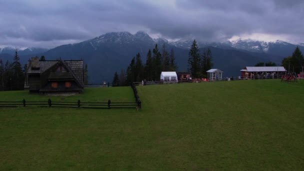 Vista Aérea Ciudad Zakopane Debajo Las Montañas Tatra Tomadas Cordillera — Vídeos de Stock