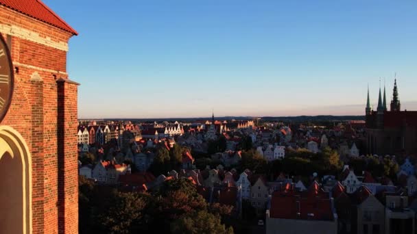 晴れた日にポーランドのグダニスクにある旧市街の美しい建築 メインタウンホールとセントメアリー大聖堂のドローンからの空中ビュー 上からの都市建築 ヨーロッパ観光名所 — ストック動画