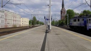 Gdansk Polonya Temmuz 2022 PKP Gdansk Glowny tren istasyonuna gidiyor. Şehirlerarası PKP treni vagonlardan oluşur. Polonya şehirlerarası treni. Seyahat konsepti