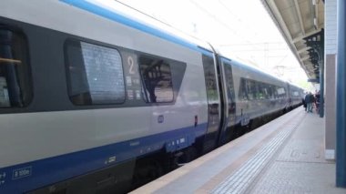 Gdansk Polonya Temmuz 2022 PKP Gdansk Glowny tren istasyonuna gidiyor. Şehirlerarası PKP treni vagonlardan oluşur. Polonya şehirlerarası treni. Seyahat konsepti
