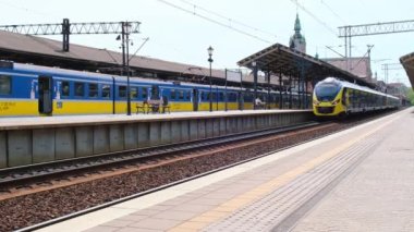 Gdansk Polonya Temmuz 2022 PKP Gdansk Glowny tren istasyonuna gidiyor. Şehirlerarası PKP treni vagonlardan oluşur. Polonya şehirlerarası treni. Seyahat konsepti