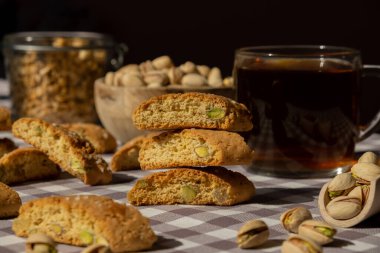 Biscotti Cantuccini Kurabiye Fıstıklı ve limonlu Shortbread. Bir fincan çay. Çay molası. Sağlıklı beslenme. Ev yapımı taze İtalyan kurabiyeleri cantucci rafları ve organik fıstık. Vejetaryen diyet vejetaryen. Beslenme