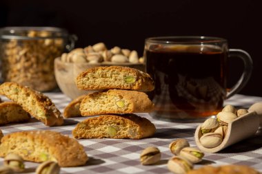Biscotti Cantuccini Kurabiye Fıstıklı ve limonlu Shortbread. Bir fincan çay. Çay molası. Sağlıklı beslenme. Ev yapımı taze İtalyan kurabiyeleri cantucci rafları ve organik fıstık. Vejetaryen diyet vejetaryen. Beslenme