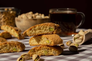 Biscotti Cantuccini Kurabiye Fıstıklı ve limonlu Shortbread. Bir fincan çay. Çay molası. Sağlıklı beslenme. Ev yapımı taze İtalyan kurabiyeleri cantucci rafları ve organik fıstık. Vejetaryen diyet vejetaryen. Beslenme