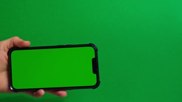 Manos Sosteniendo Teléfono Celular Con Pantalla Verde Sobre Fondo Verde — Vídeo de stock