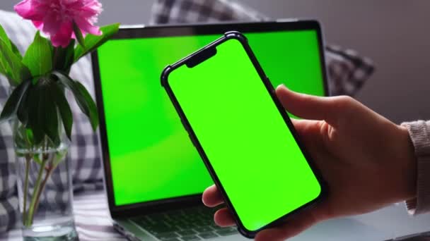 Zamknij Się Kobieta Pomocą Smartfona Zielony Ekran Laptopa Chromakey Komputera — Wideo stockowe