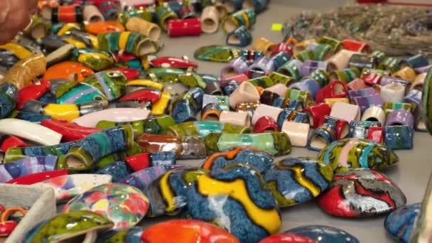 Smycken Skyltfönster Gatumarknaden Kvinna Väljer Dekorationer Lokal Gatumarknad Gdansk Polen — Stockvideo