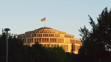Wroclaw Multimedia Fountain gösterisi Stulecia Centennial Hall 'un önünde. Spor ve eğlence salonu. Seyahat güzergahı turistik eğlence 