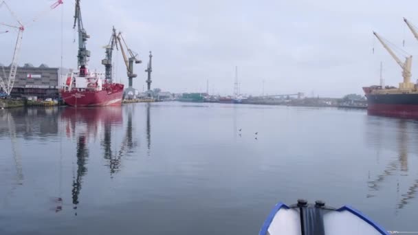 波兰格但斯克 2022年5月旅游渡船通过莫特拉瓦河到达波罗的海 渡船在运河上游泳时产生的Pov 从市中心的格但斯克老城出发的渡船游轮游轮 — 图库视频影像