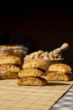 Biscotti Cantuccini Kurabiye Fıstıklı ve limonlu Shortbread. Sağlıklı beslenme. Ev yapımı taze İtalyan kurabiyeleri cantucci rafları ve organik fıstık. Vegan Diyet Vejetaryen