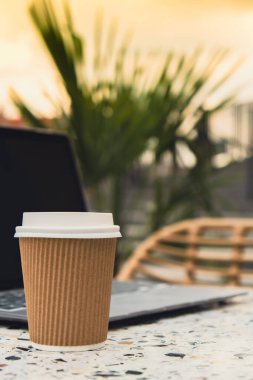 Plaj merkezindeki masadaki modern dizüstü bilgisayarın bir kopyası. Uzak Bağımsızlar 'ın iş yeri. İnternette çalış ve çalış. Uzaktan eğitim. Webinar kavramı. E-öğrenim Çalışma İstasyonu Geri dönüşümü Kaldır