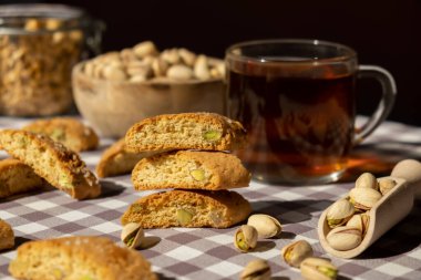 Biscotti Cantuccini Kurabiye Fıstıklı ve limonlu Shortbread. Bir fincan çay. Çay molası. Sağlıklı beslenme. Ev yapımı taze İtalyan kurabiyeleri cantucci rafları ve organik fıstıklar.