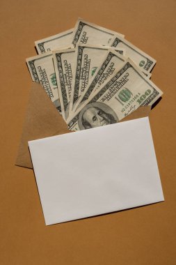 Bej arka plan fotokopi alanında para biriktirmek için dolar banknotu. Tüketim ve ekonomi para topluyor. Bahşiş. İş, finans, tasarruf, bankacılık ve insan konsepti. Ekstra para, pasif