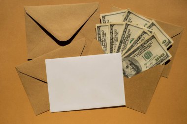 Bej arka plan fotokopi alanında para biriktirmek için dolar banknotu. Tüketim ve ekonomi para topluyor. Bahşiş. İş, finans, tasarruf, bankacılık ve insan konsepti. Ekstra para, pasif