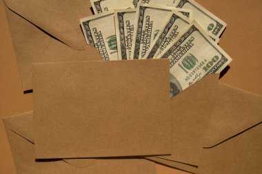 Bej arka plan fotokopi alanında para biriktirmek için dolar banknotu. Tüketim ve ekonomi para topluyor. Bahşiş. İş, finans, tasarruf, bankacılık ve insan konsepti. Ekstra para, pasif