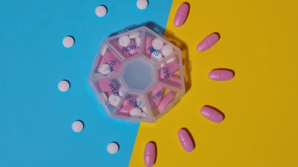Διοργανωτής Εβδομαδιαία Πλάνα Του Ιατρικού Κουτί Χάπι Δόσεις Των Δισκίων — Αρχείο Βίντεο