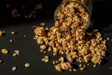 Ekolojik sofra takımında fındık ve çekirdekli ev yapımı granola. Kahvaltıda sağlıklı atıştırmalıklar. Granola, yulaf ezmesi, kuru üzüm, bal, yaban mersini, keten, badem, macadamia, kaju, taze pişmiş. 