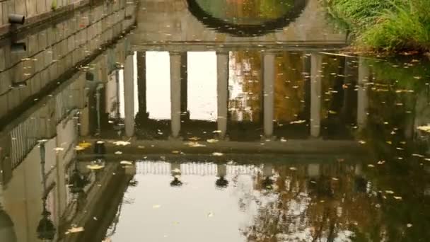ワルシャワのLazienki公園観光地の島のバス古典主義宮殿 ポーランド ワルシャワのLazienkiロイヤルバスパーク カラフルな秋の紅葉と湖の鏡の反射 黄色の葉 — ストック動画