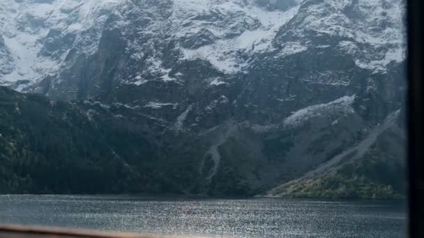 波兰Tatra国家公园 著名的高山湖莫尔斯基奥科湖或海洋之眼湖在秋天 背景上覆盖着山顶的雪 蓝水自然景观4K — 图库视频影像