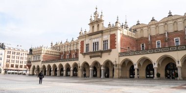 Krakow Meydanı Rynek Parlak Polonya. Krakow mimarisi, eski şehir mimarisi. Krakow Barok Mimarisi 'ndeki tarihi Roma Katolik Kilisesi Turistik Geziler 