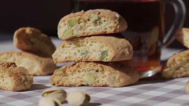 比斯科蒂 坎图基尼饼干和开心果饼干健康的食物 自制的新鲜意大利饼干 糖果和有机开心果 素食素食 — 图库视频影像
