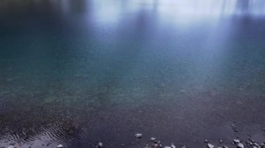 Polonya Tatry dağlarındaki Morskie Oko Karlı Dağ Kulübesi 'nin yakınındaki Kara Göl' de bulunan Çardak Staw modülü Rysamy veya Black Pond Gölü, insansız hava aracı manzarası, Zakopane, Polonya. Gökyüzü manzaralı güzel yeşil tepeler ve dağlar