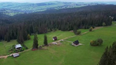 Tatra Dağları 'nın altındaki Zakopane kasabasının havadan görünüşü Gubalowka sıradağlarından alındı. Drone High dağları ve yeşil tepeler yazın veya ilkbaharda. Polonya 'da manzaralı dağ manzarası. Seyahat