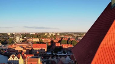 Güneşli bir günde Polonya 'nın Gdansk kentindeki güzel bir mimari. Ana Belediye Binası ve St. Mary Bazilikası 'nın insansız hava aracı görüntüsü. Yukarıdan Şehir Mimarisi. Avrupa Turist Çekimi
