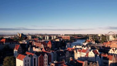 Güneşli bir günde Polonya 'nın Gdansk kentindeki güzel bir mimari. Ana Belediye Binası ve St. Mary Bazilikası 'nın insansız hava aracı görüntüsü. Yukarıdan Şehir Mimarisi. Avrupa Turist Çekimi