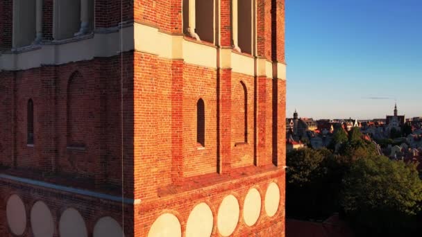 阳光灿烂的波兰格但斯克古城的美丽建筑 从主市政厅和圣玛丽大教堂的无人机俯瞰空中 从上面看城市建筑 欧洲的旅游景点 — 图库视频影像