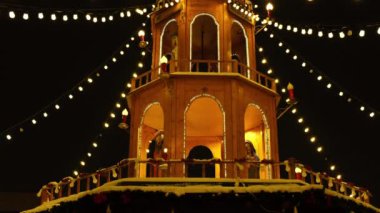 Kömür Pazarı 'nın tatil süslemeleri - Gdansk Polonya' daki Targ Weglowy meydanı. Eski kasabada gece vakti güzel bir Noel panayırı. Avrupa 'da kış uykusuna yatmış. Aralık 'ta Noel Pazarı